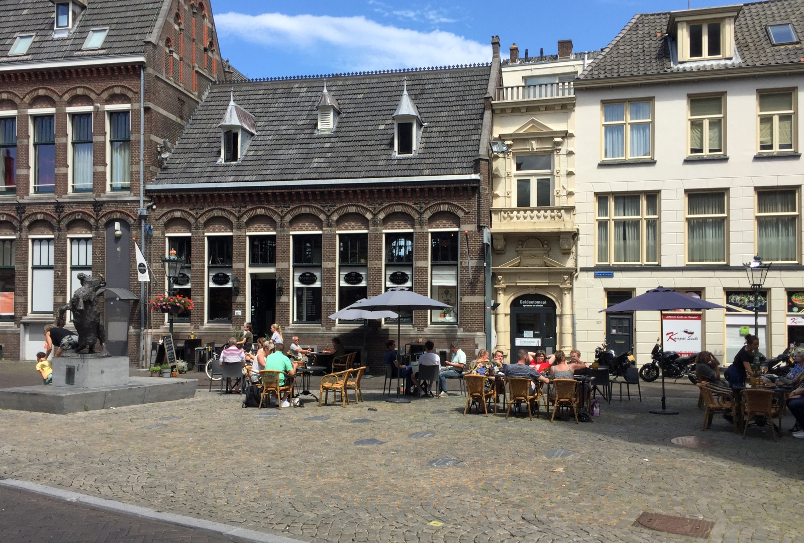Gedenkstenen Oude Raadhuisplein verhuizen naar binnentuin Hof van Breda