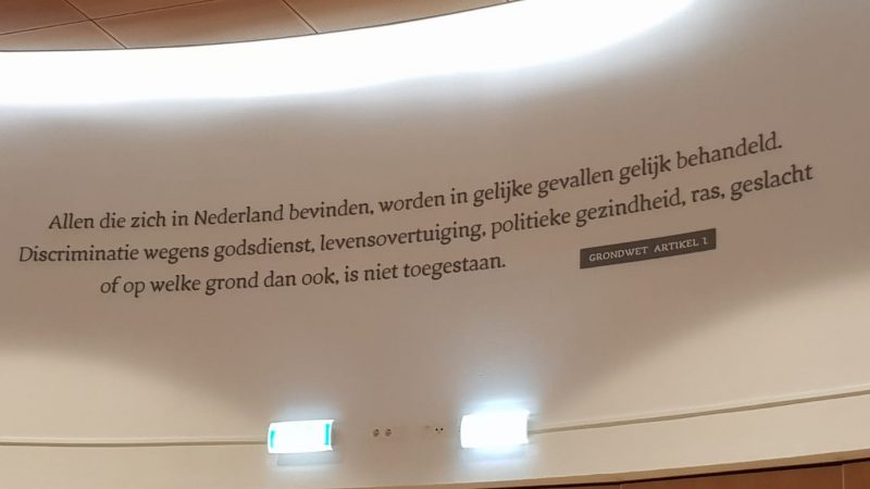 Raadsleden gemeente Kampen geven artikel 1 van de Grondwet prominente plek in raadzaal stadhuis