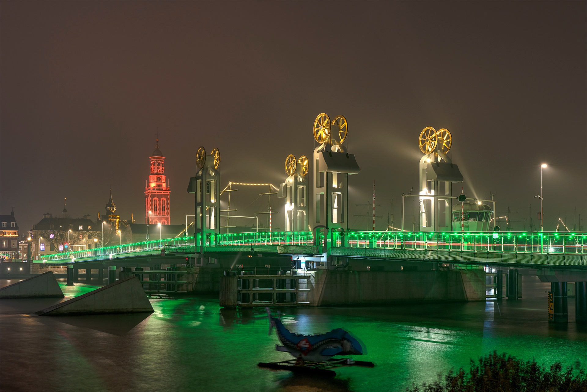 Stadsbrug kleurt groen tijdens Earth Hour op zaterdag 27 maart