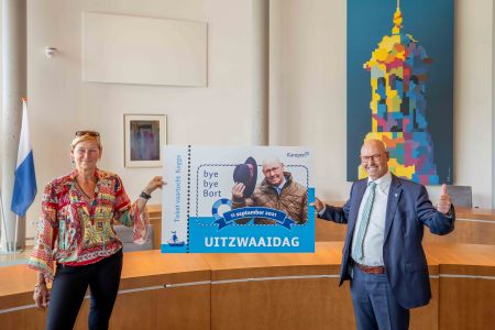 Uitzwaaidag met koggevaart voor vertrekkende burgemeester Bort Koelewijn