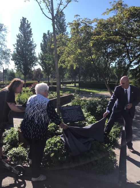 Gedenkplekken voor getroffenen door corona op de zes gemeentelijke begraafplaatsen in de gemeente Kampen