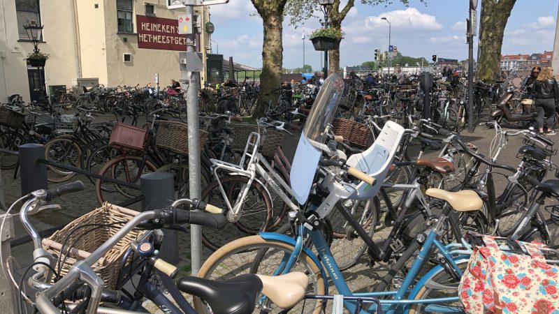 Gemeente Kampen opent bewaakte en overdekte fietsenstalling in de binnenstad