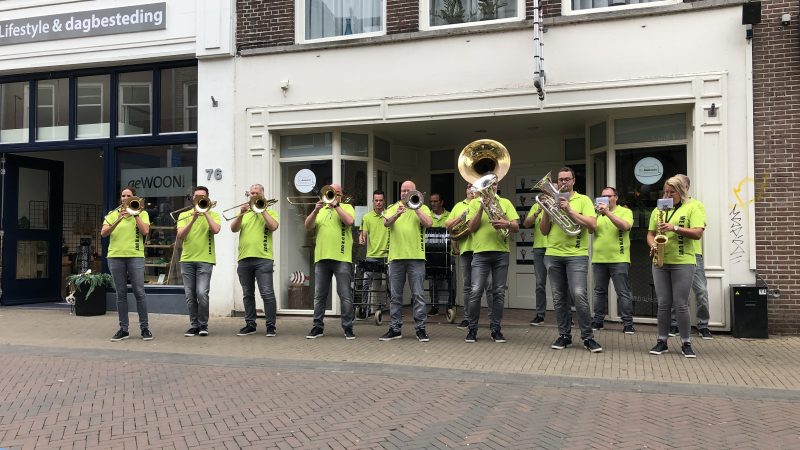 Blaasorkest We Bin D’r Uut zorgt voor sfeer op Kamper Oudestraat