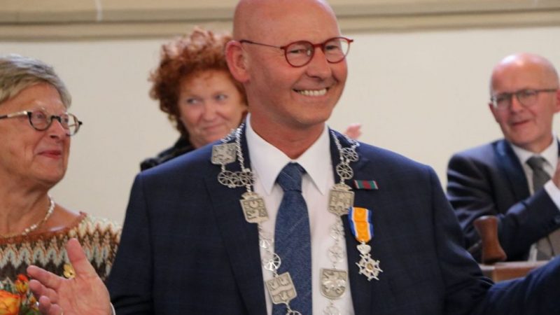 Burgemeester Bort Koelewijn vanmiddag Koninklijk onderscheiden en wordt Ereburger van Kampen