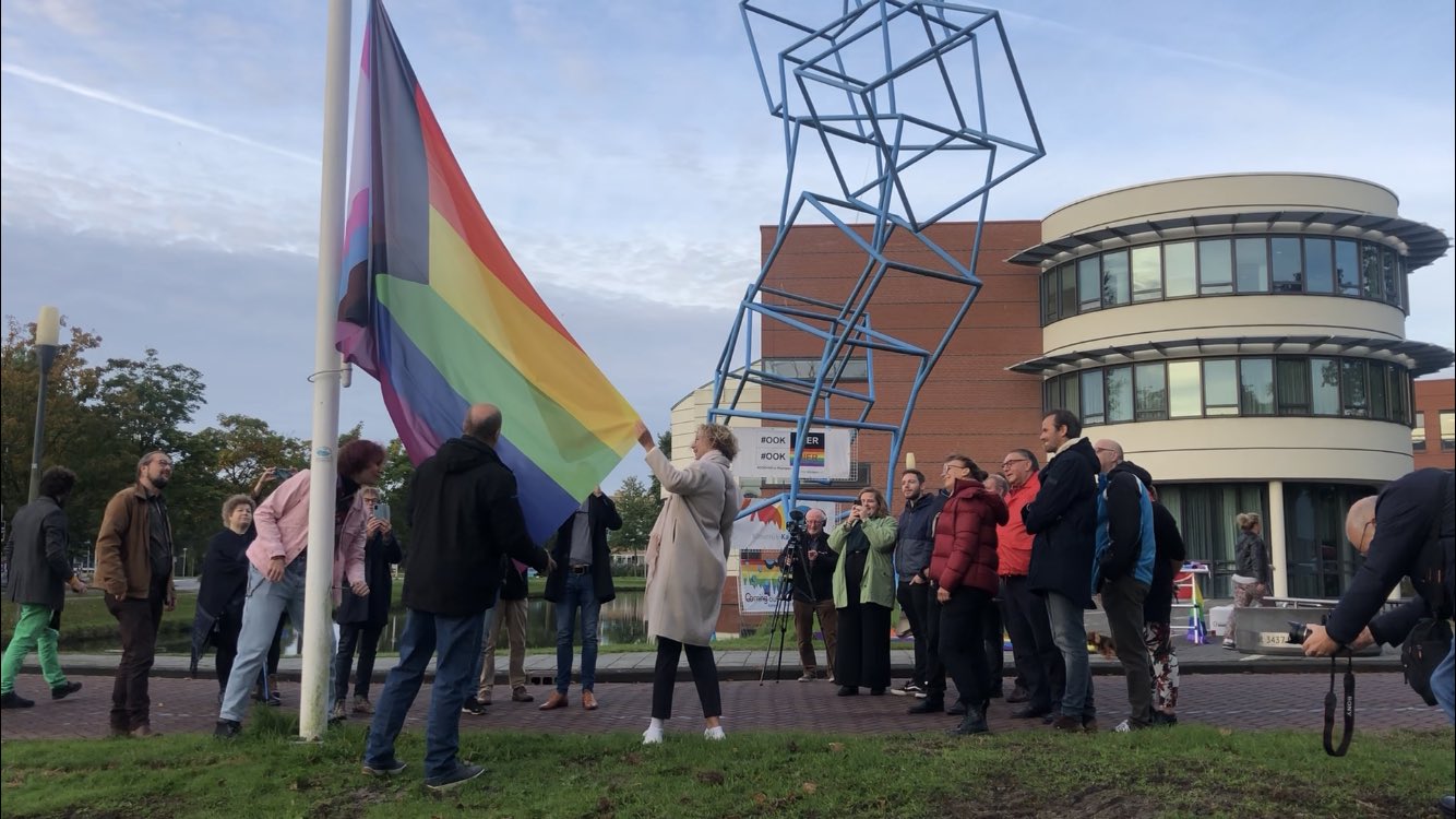 Regenboogvlag wappert tijdens Coming Out Day