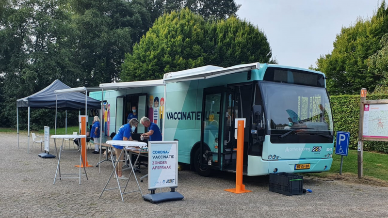 Vaccinatiebus GGD IJsselland weer naar IJsselmuiden