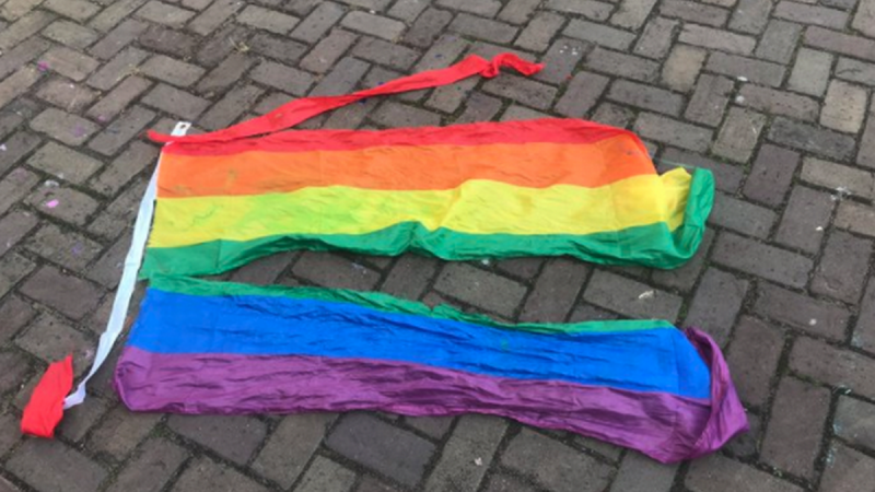 Jongeren vernielen regenboogvlag en schreeuwen anti-homo leuzen