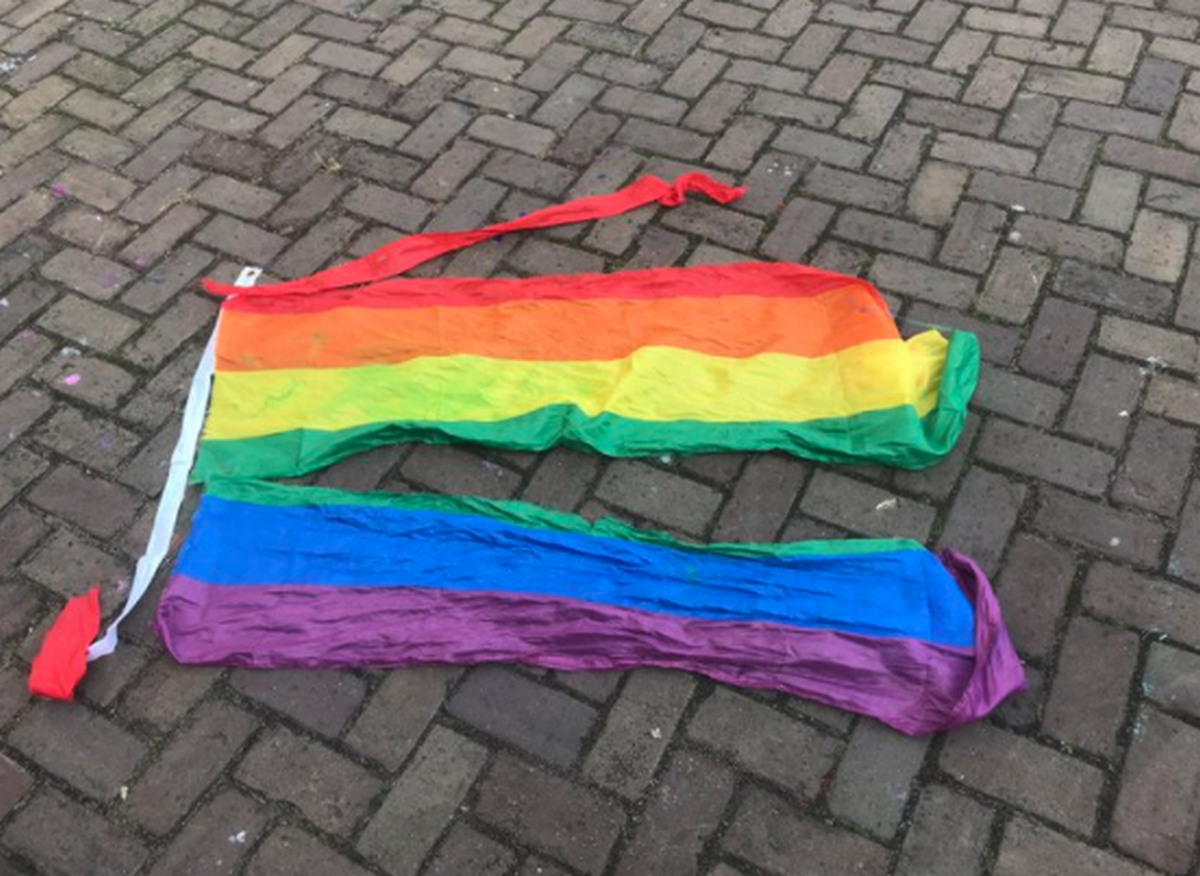 Jongeren vernielen regenboogvlag en schreeuwen anti-homo leuzen