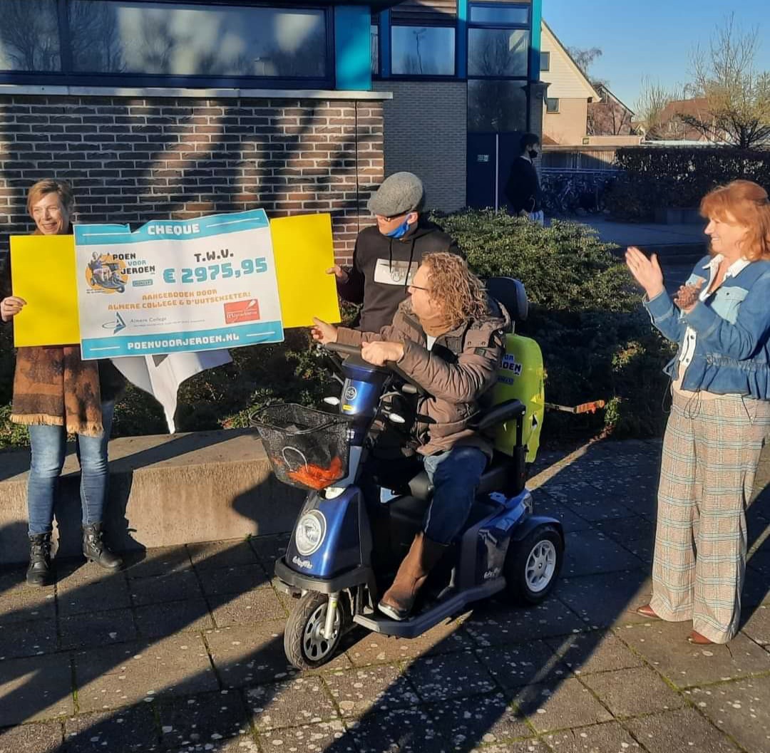 Kerstactie Almere College 2021 levert €2975,95 op voor Stichting Poen voor Jeroen