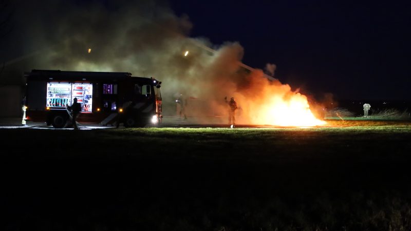 Brandweer rukt uit voor autobrand op boerderij