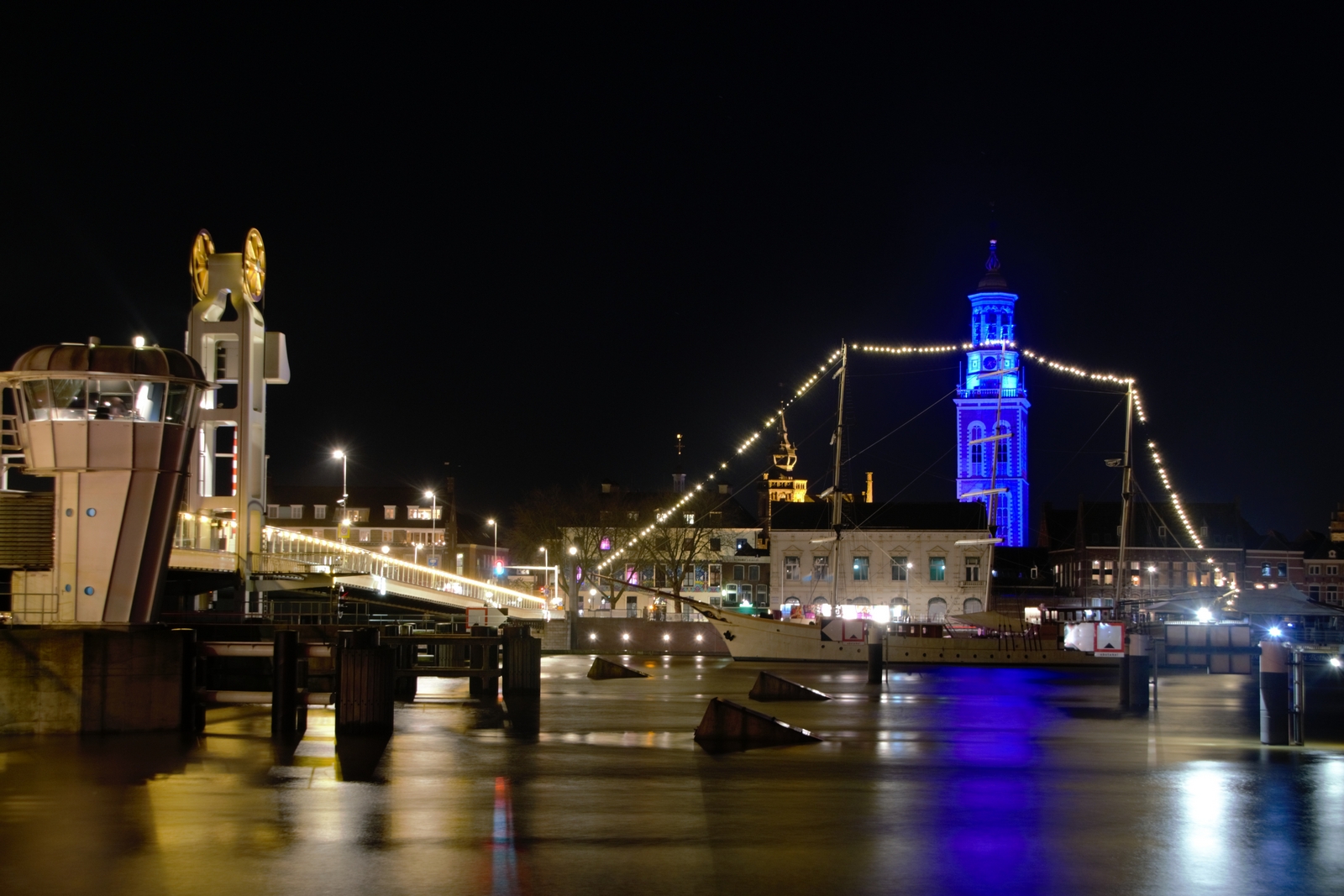 Stadsbrug en Nieuwe Toren in kleuren vlag Oekraïne
