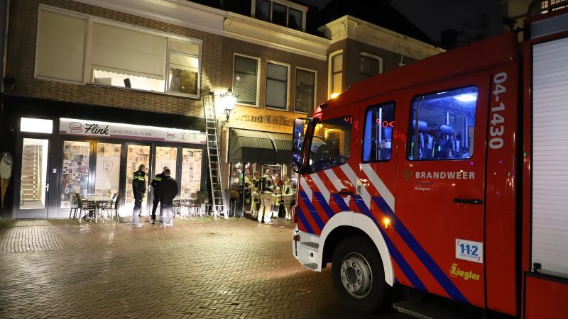 Brandweer ontruimt meerdere panden in Kamper Binnenstad in verband met gaslek