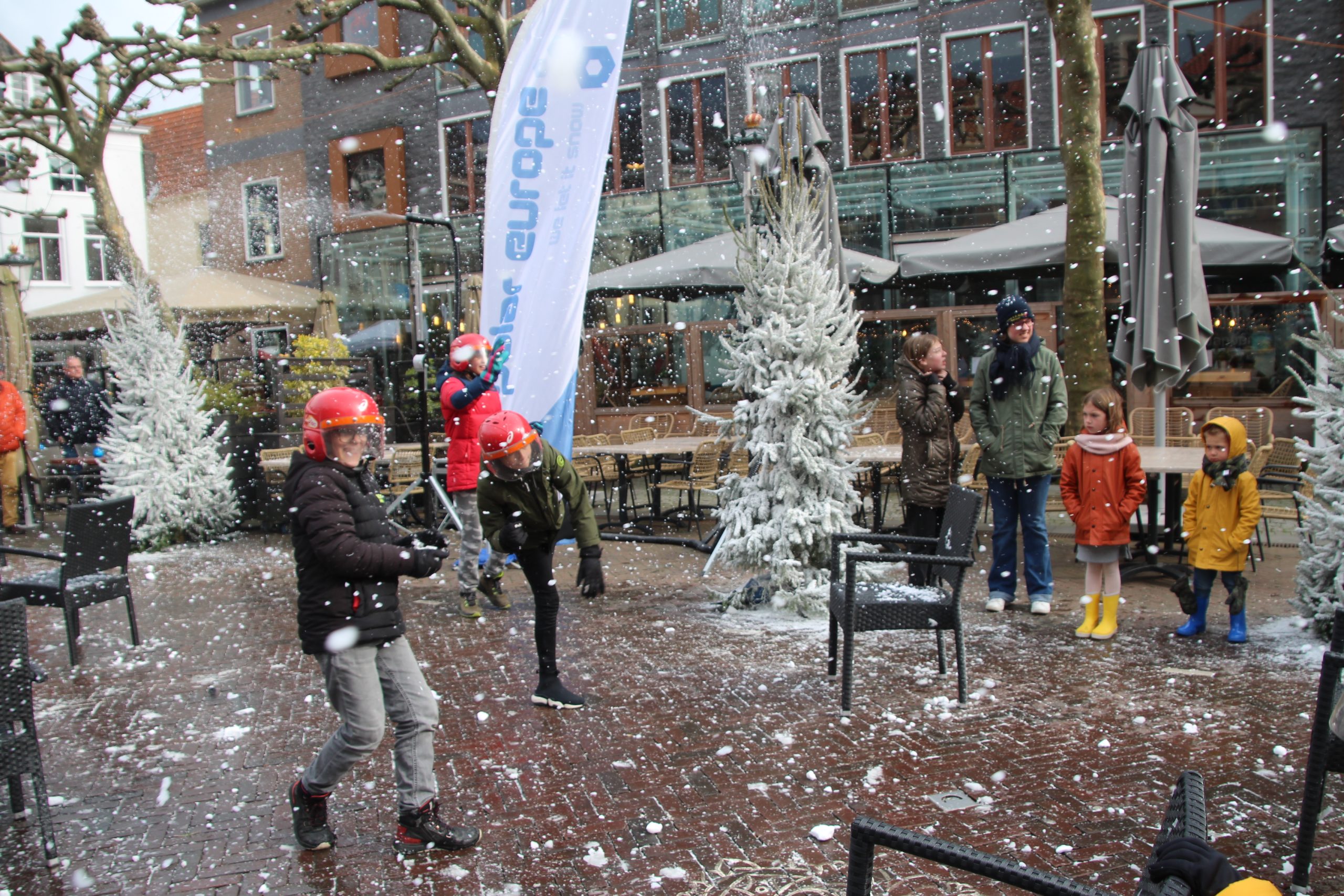 Kerst in Oud Kampen begonnen met sneeuwballengevecht