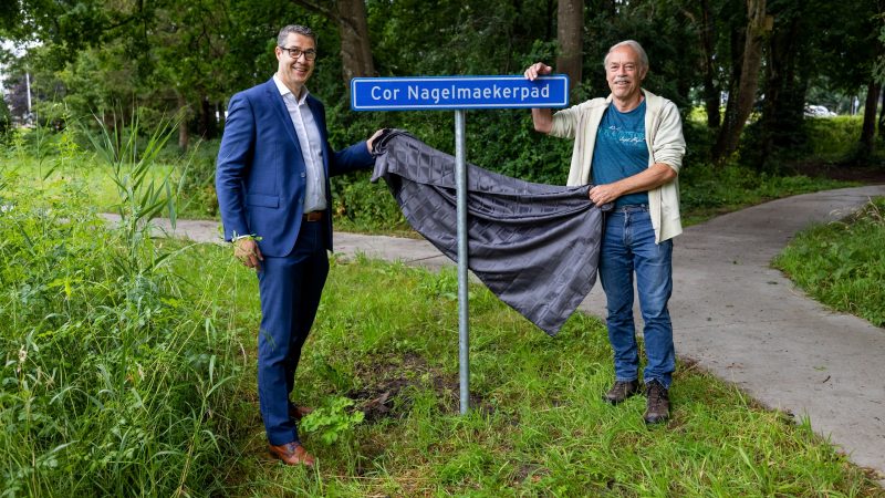 Gemeente eert Cor Nagelmaeker met bord aan vernieuwde Heemtuin Kampen