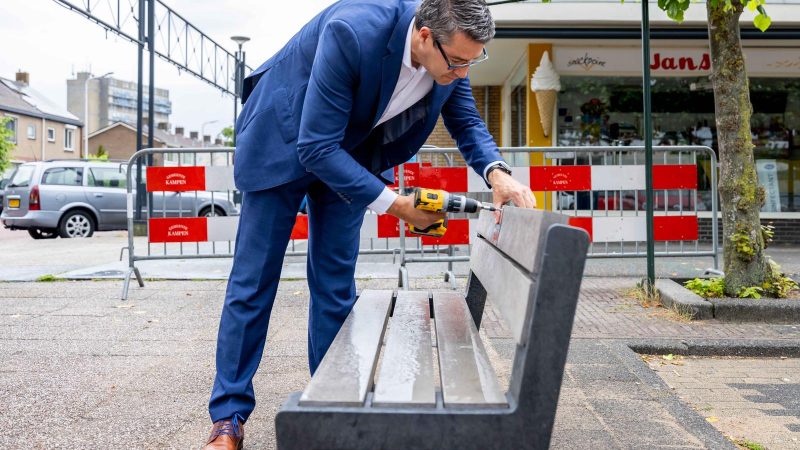 Gemeente Kampen plaatst twee bankjes van gerecycled pmd-afval