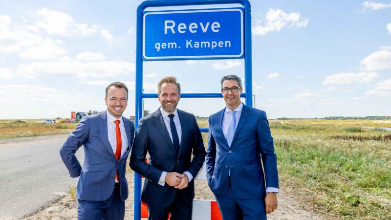 Minister Hugo de Jonge op bezoek in het gebied Reevedelta, Kampen versnelt woningbouw