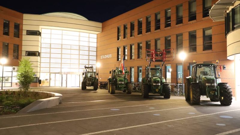Boeren met tractoren demonstratief aanwezig op Stadhuis tijdens informatieavond