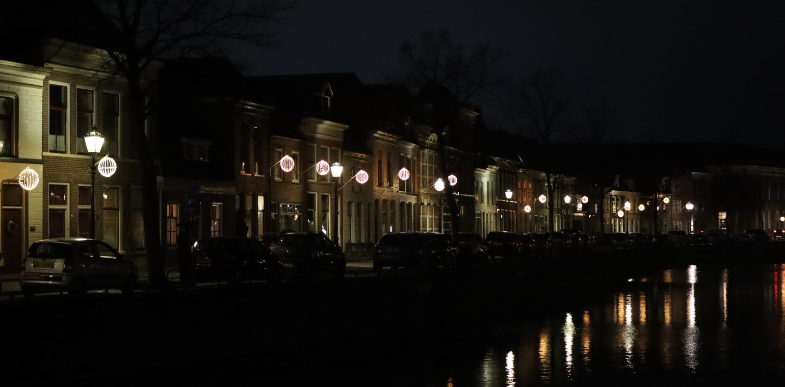 Binnenstad van Kampen besmet met verlichte bollenkoorts
