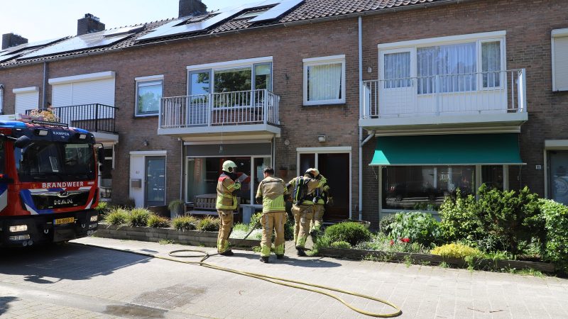 Brandweer rukt uit voor rook in woning aan de Oostzeestraat