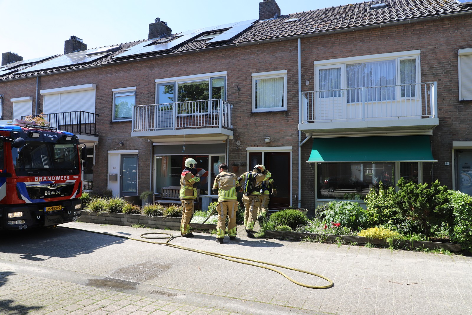 Brandweer rukt uit voor rook in woning aan de Oostzeestraat