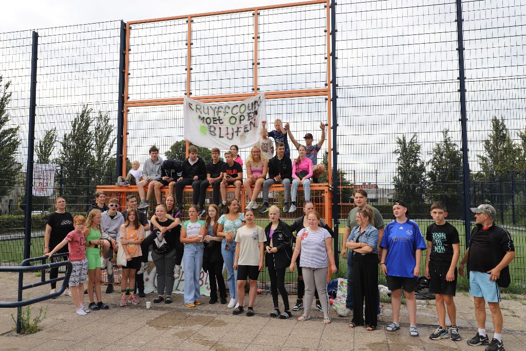Ludiek protest tegen sluiting Cruyff Court in Brunnepe