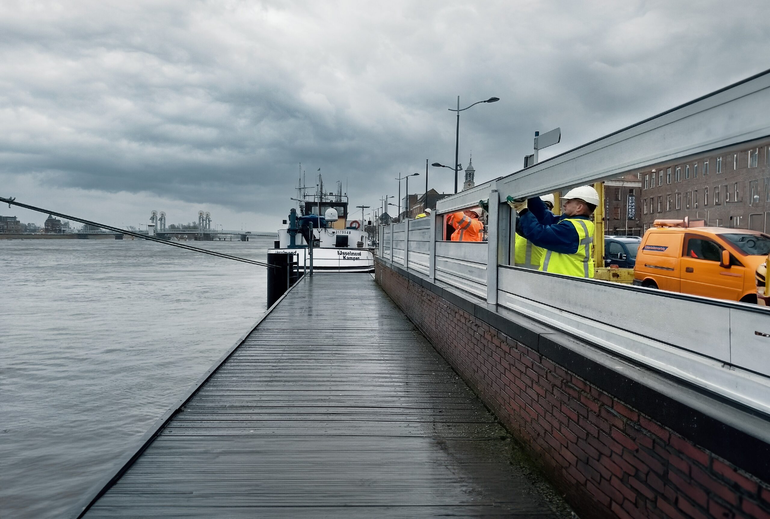 Hoogwaterbrigade traint met ‘stadsmuurwaterkering’ in Kampen
