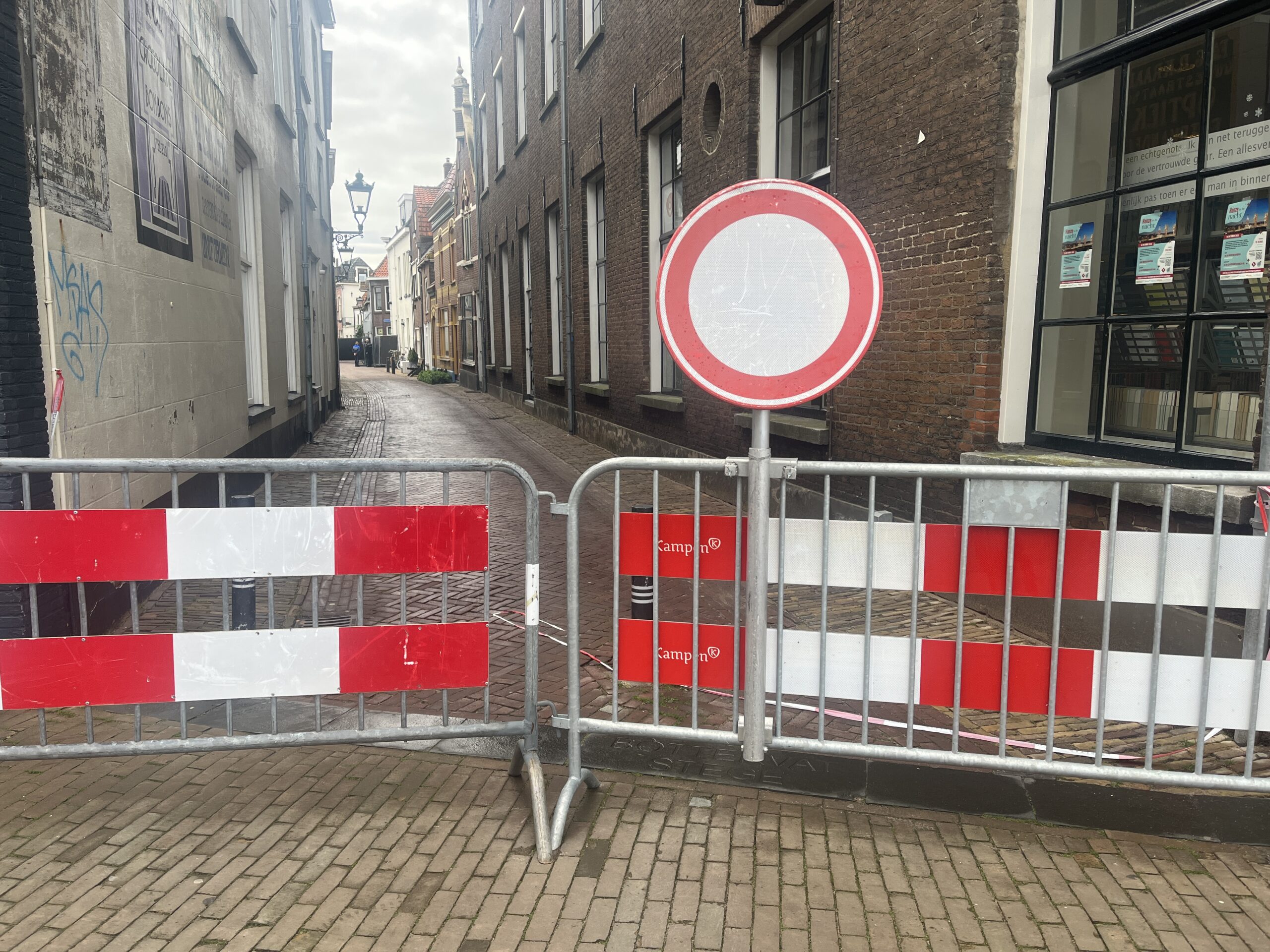 Groot Politieonderzoek in Kampen duurt voort na vondst van overledene in Buiten Nieuwstraat