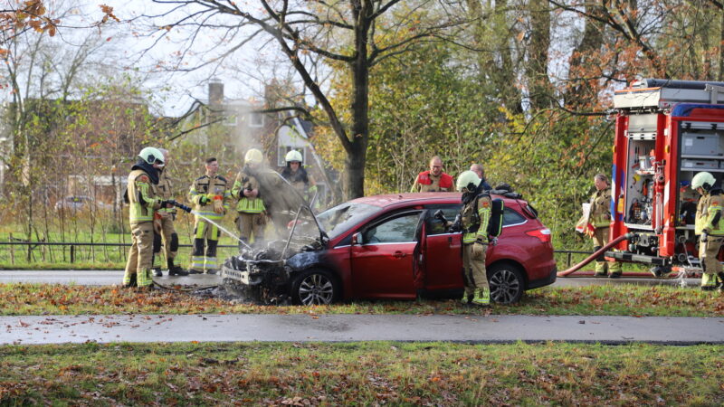 Dramatische autobrand ontregelt zondagochtend van Het IJsselduo