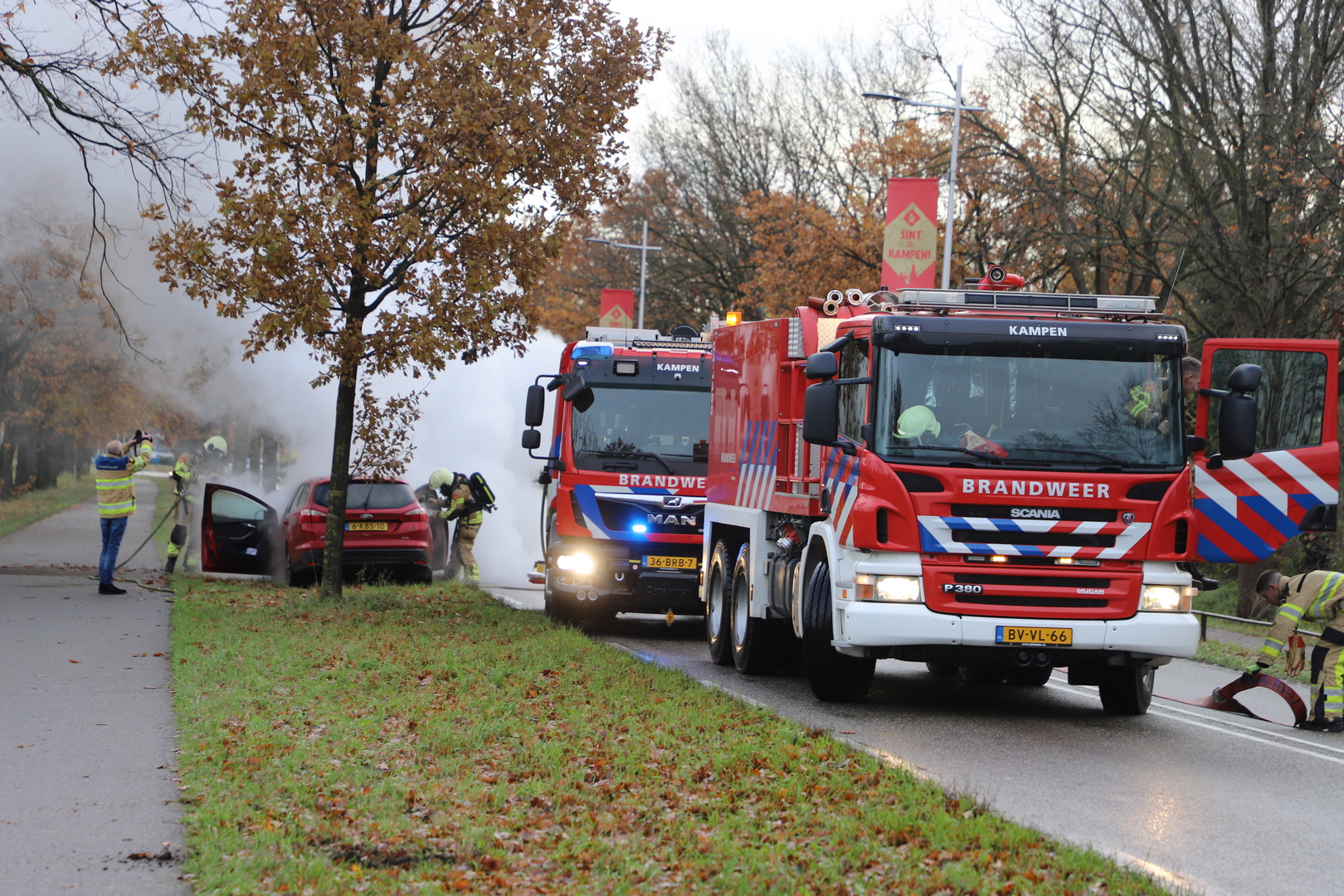 Auto vliegt in brand op Flevoweg (Video)