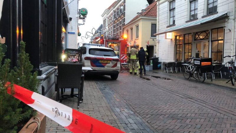 Brandweer rukt groot uit voor beginnende brand in restaurant aan de Oudestraat in Kamper Binnenstad