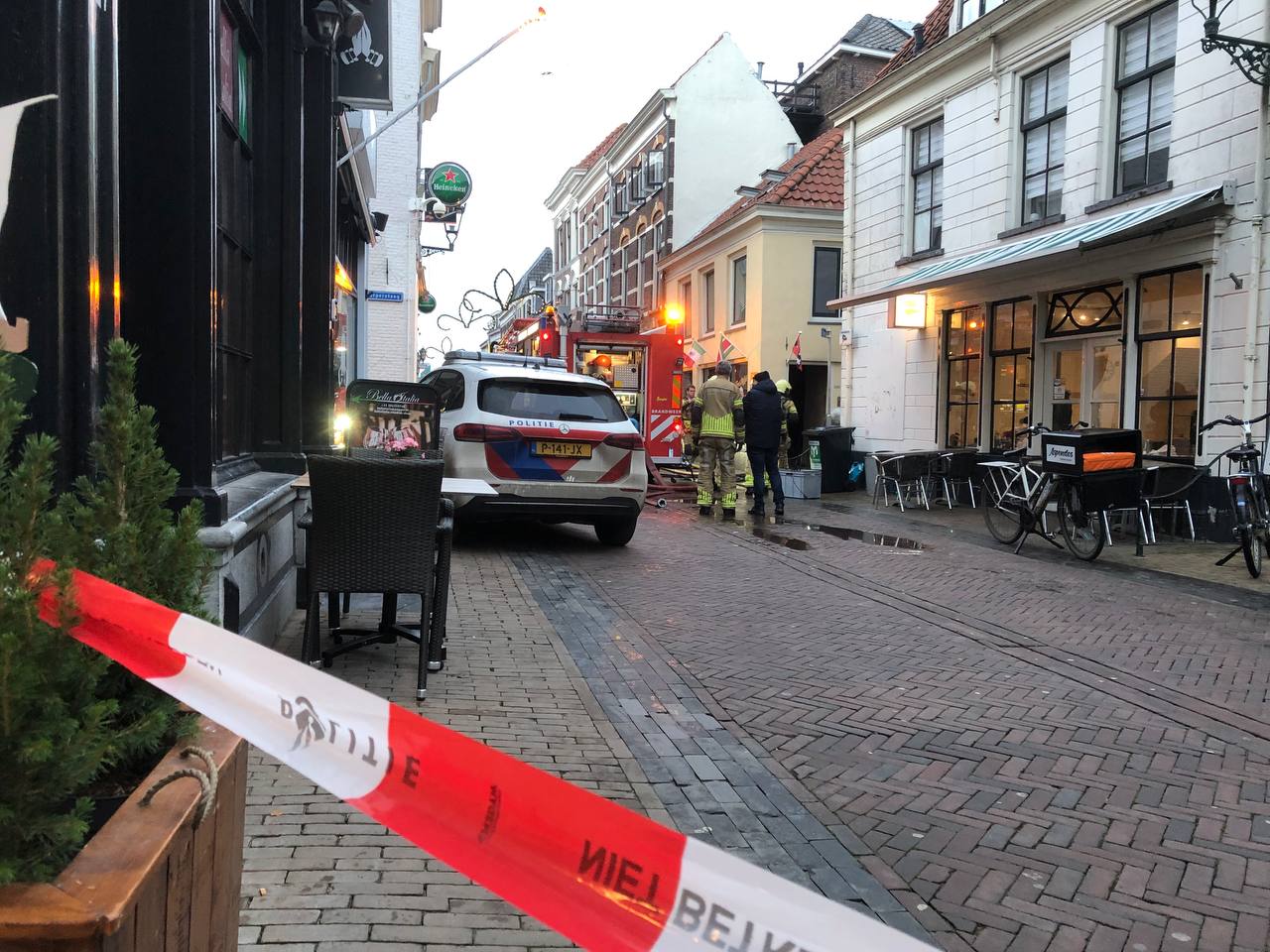 Brandweer rukt groot uit voor beginnende brand in restaurant aan de Oudestraat in Kamper Binnenstad