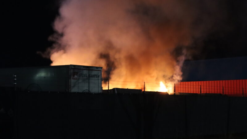 Brand in vrachtwagen bij Kamper transportbedrijf: Snelle actie van Brandweer voorkomt erger