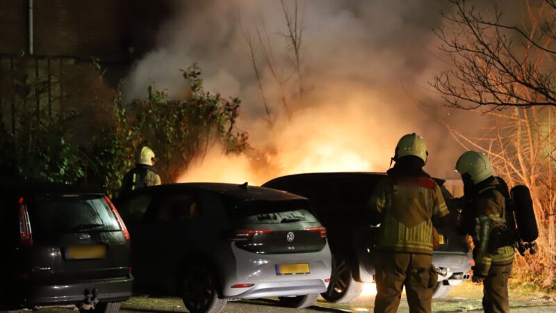 Autobrand blijkt opzettelijke brandstichting: Politie dringt aan op medewerking buurtbewoners