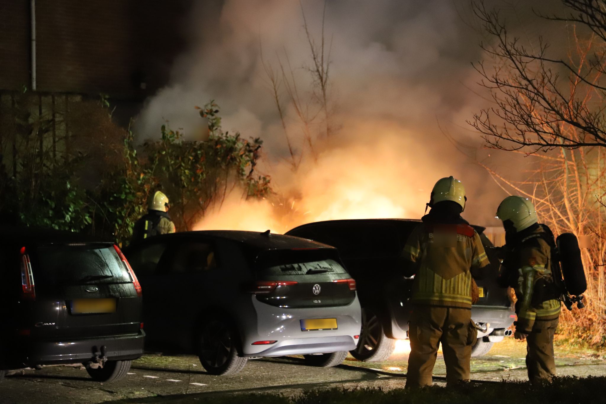 Autobrand blijkt opzettelijke brandstichting: Politie dringt aan op medewerking buurtbewoners