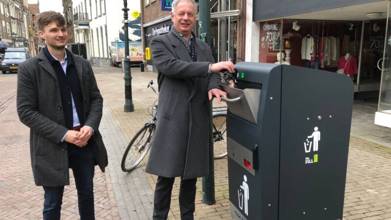 Wethouder Faber neemt eerste slimme afvalbak in gebruik in Kampen