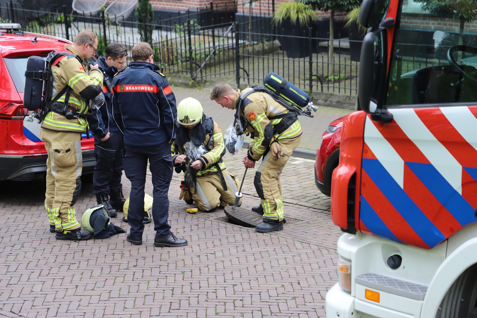Straatafsluiting op Tweede Paasdag in 3e Ebbingestraat Kampen vanwege benzinelucht in woning