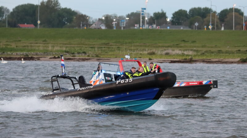 Hulpdiensten halen persoon uit IJssel na melding “Persoon te water”