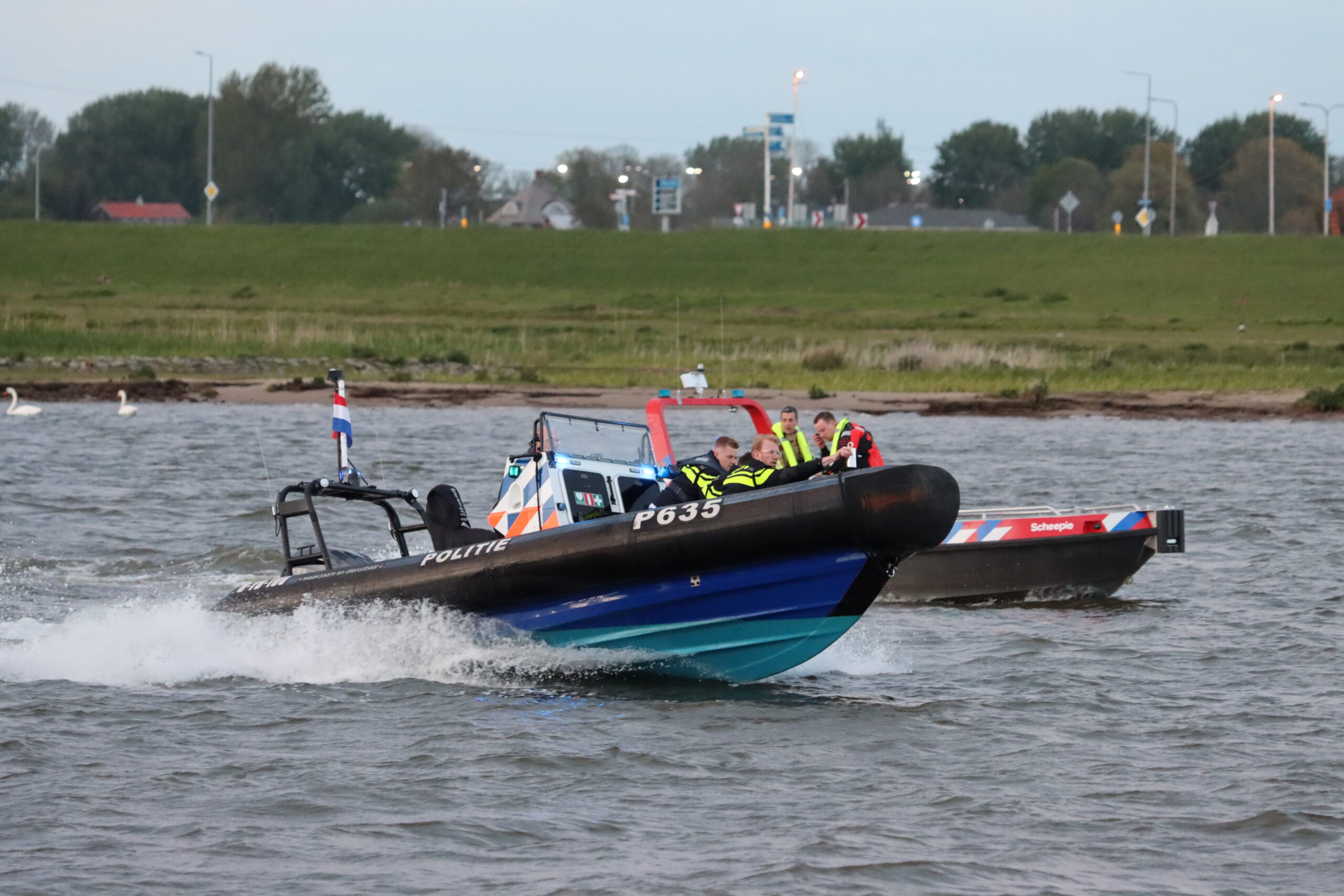 Hulpdiensten halen persoon uit IJssel na melding “Persoon te water”