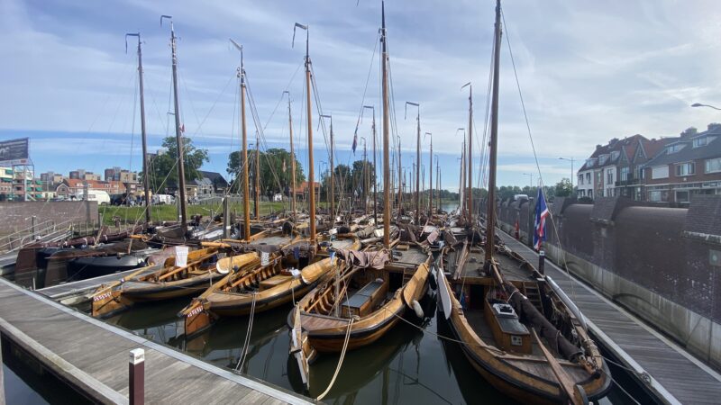 Historische botters veroveren het Ketelmeer tijdens de Oostwal Botterrace 2024 