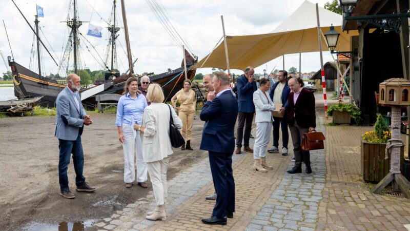 Staatssecretaris Gräper Brengt Werkbezoek aan Bovenkerk en Koggewerf in Kampen