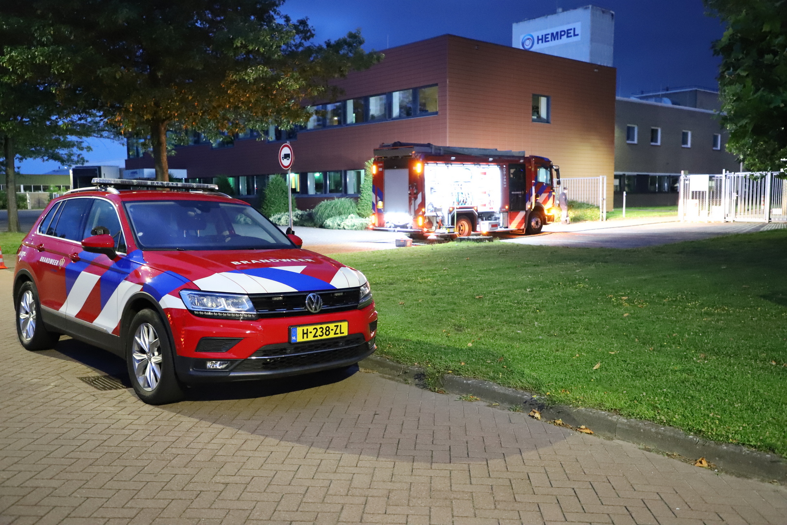 Brandweer rukt uit voor lekkend vat met gevaarlijke stof in de vroege ochtend