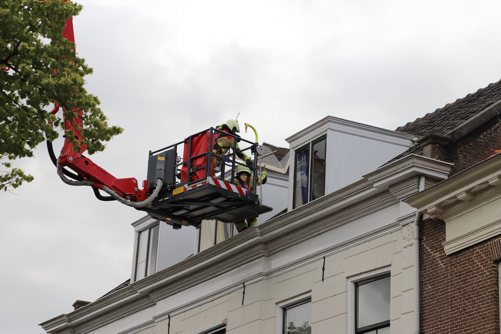 Brandweer rukt uit voor stormschade in Kamper Binnenstad