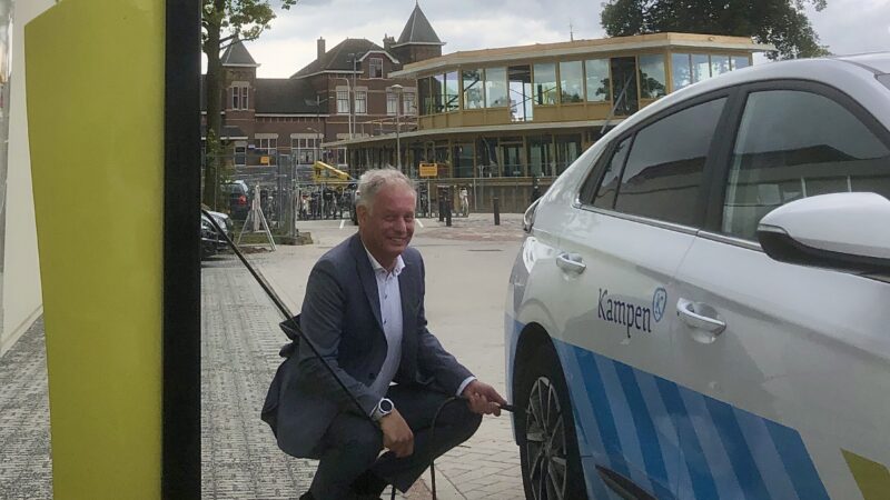 Opening van gratis bandenpomp in IJsselmuiden