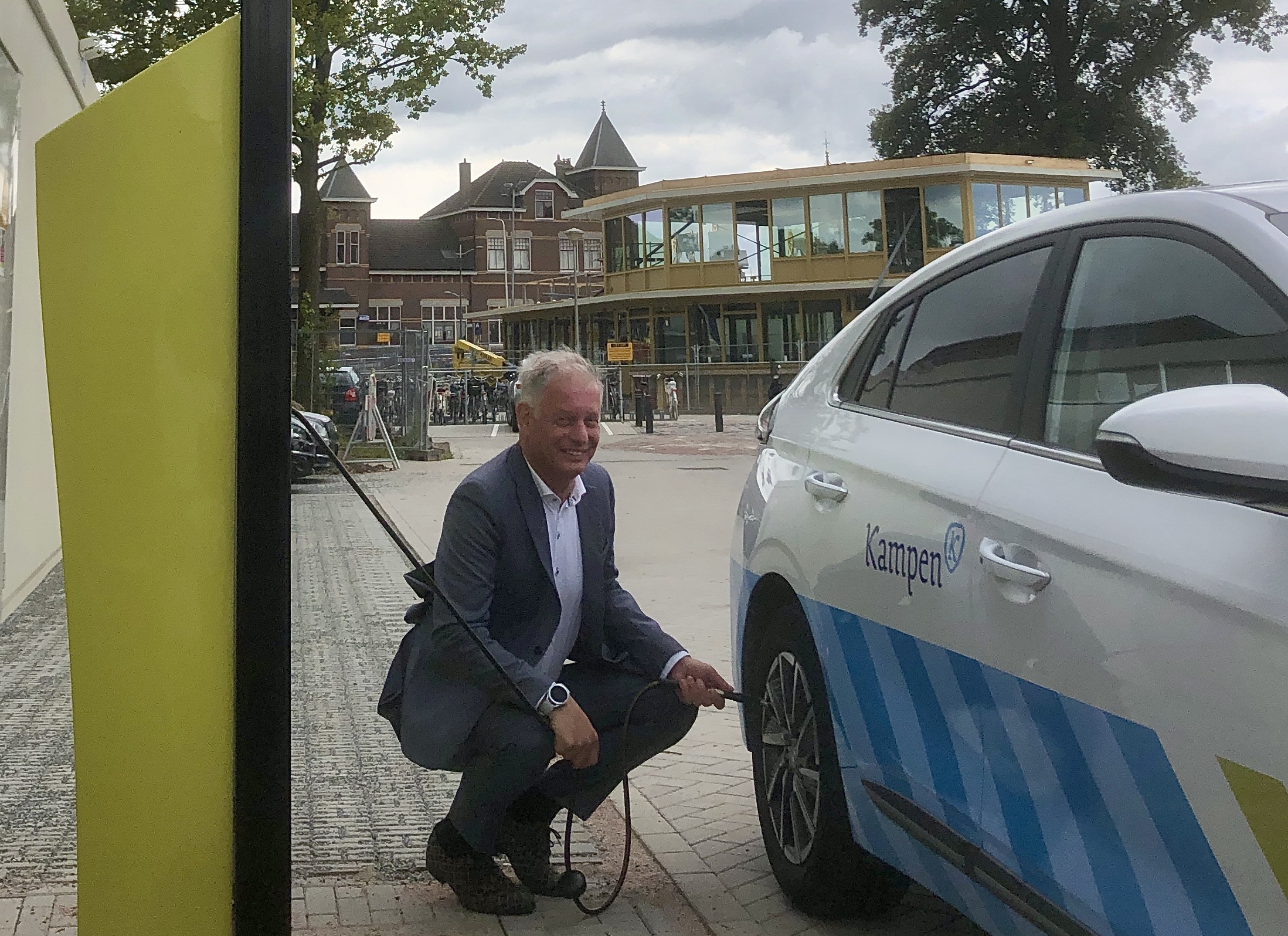 Opening van gratis bandenpomp in IJsselmuiden