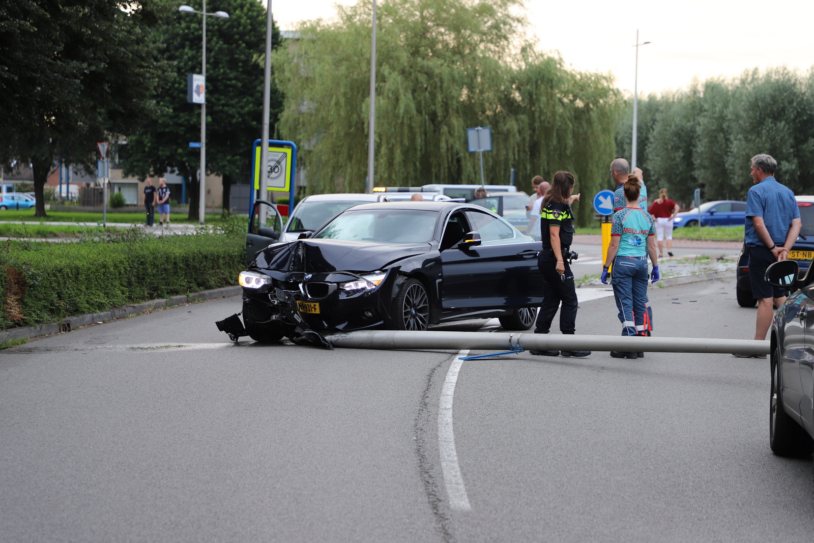 Bestuurder rijdt lantaarnpaal omver op de Wederiklaan in Kampen