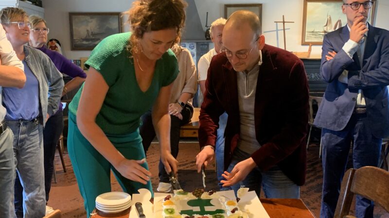 Terugkeer IJsselkogge naar Kampen met taart gevierd op Koggewerf