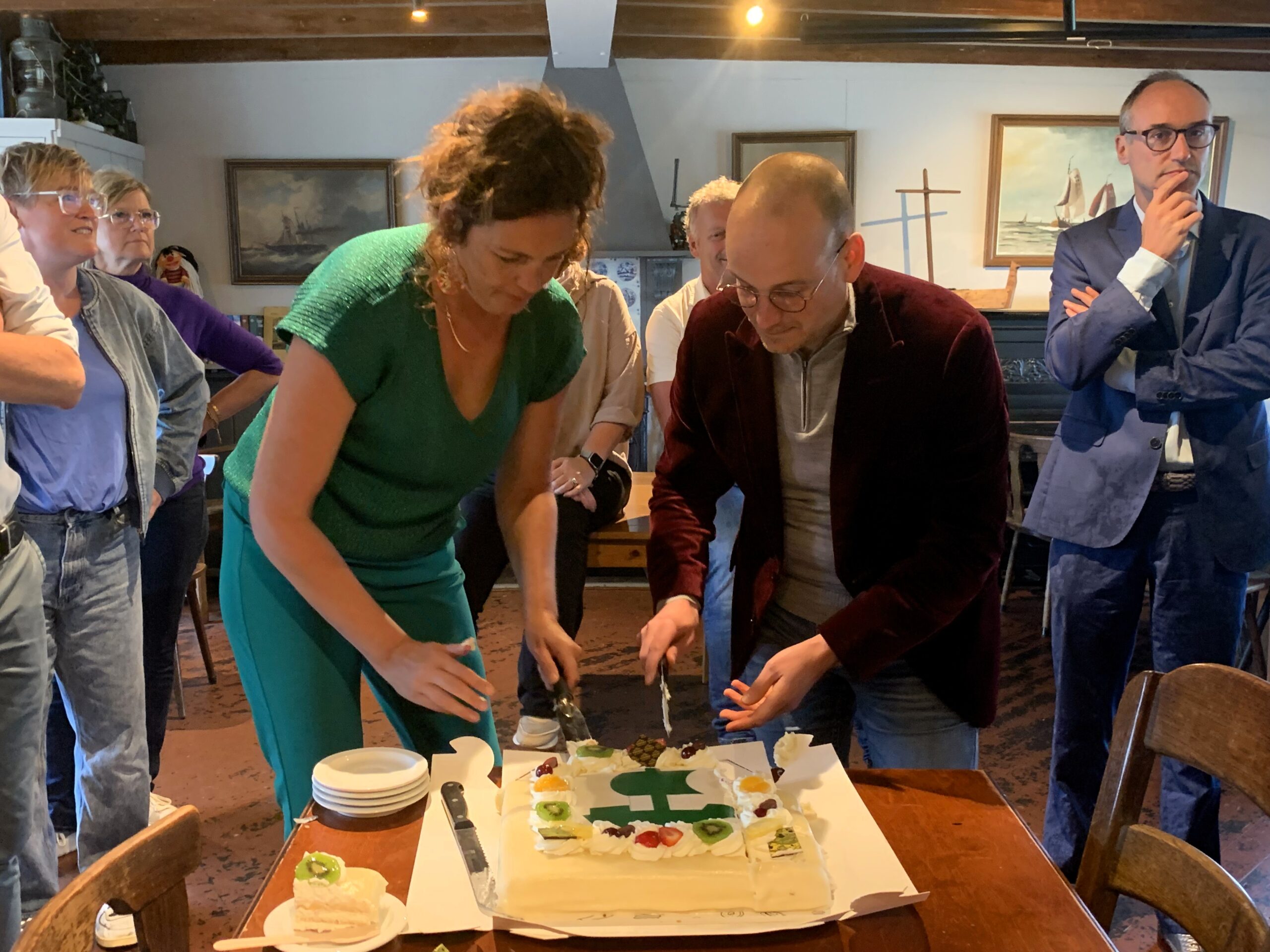 Terugkeer IJsselkogge naar Kampen met taart gevierd op Koggewerf