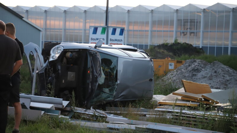 Auto belandt op de kant in tuin aan de Tuindersweg in IJsselmuiden