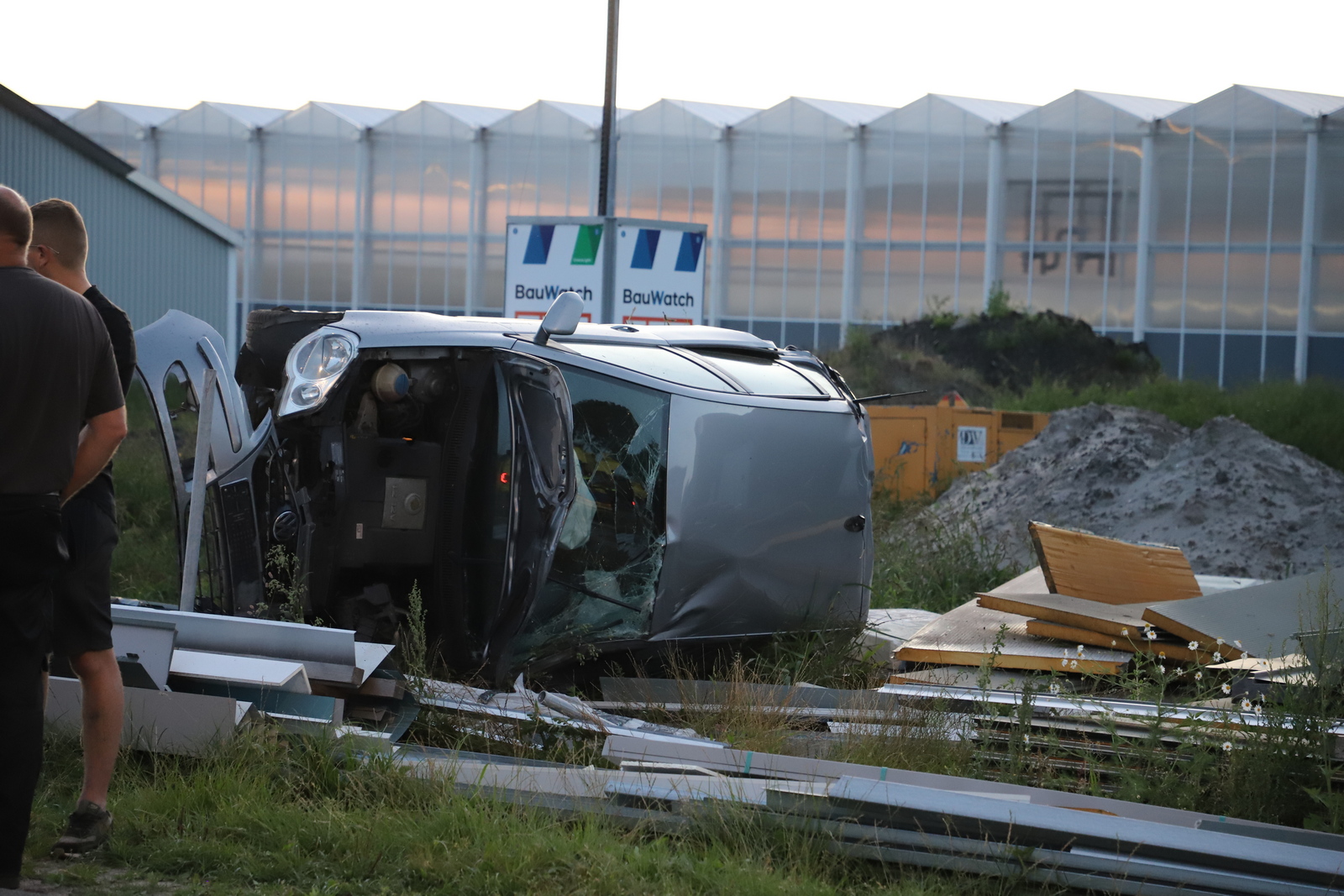 Auto belandt op de kant in tuin aan de Tuindersweg in IJsselmuiden