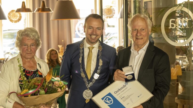 Zilveren legpenning voor Jan Visser